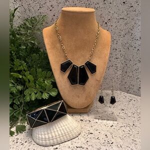 Black cabochon necklace set with bracelet